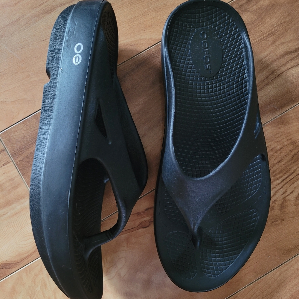 Nwot womens oofo sandals